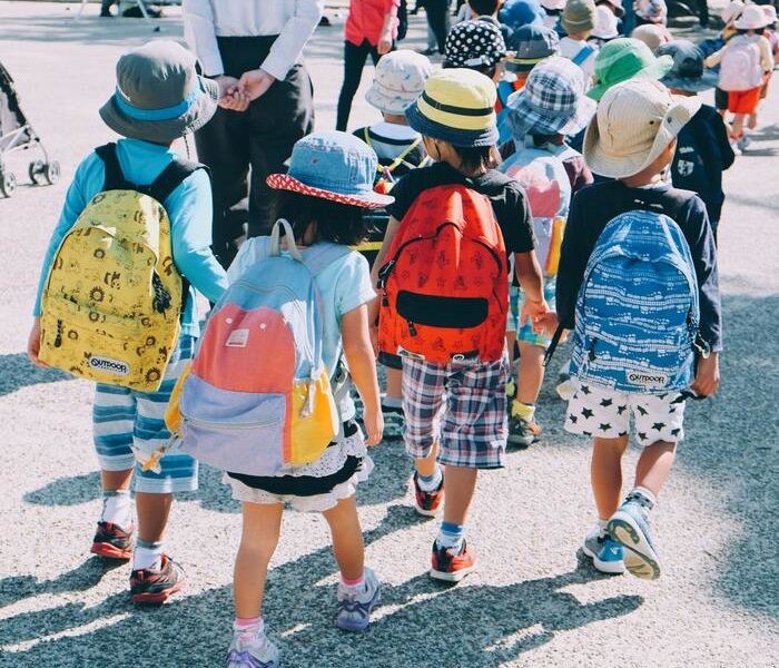 Niños yendo al colegio en Australia